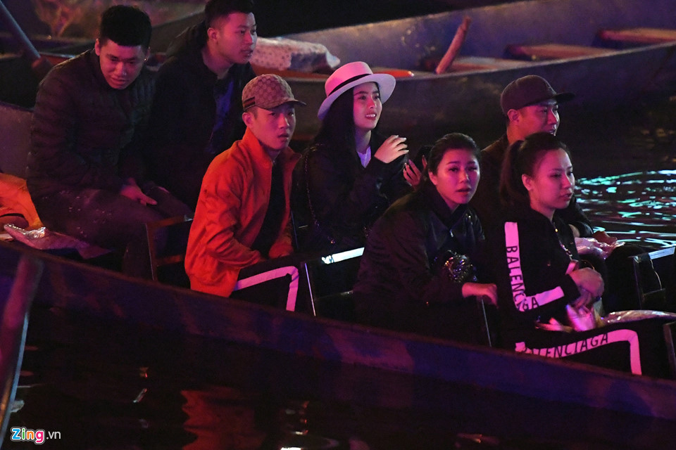 Hàng nghìn người trẩy hội chùa Hương trong đêm